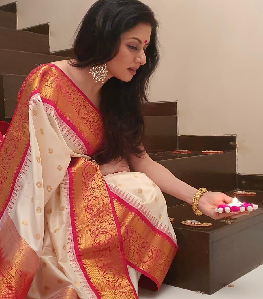 Ointmen White Banarasi Silk Saree