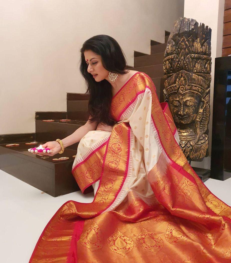 Ointmen White Banarasi Silk Saree