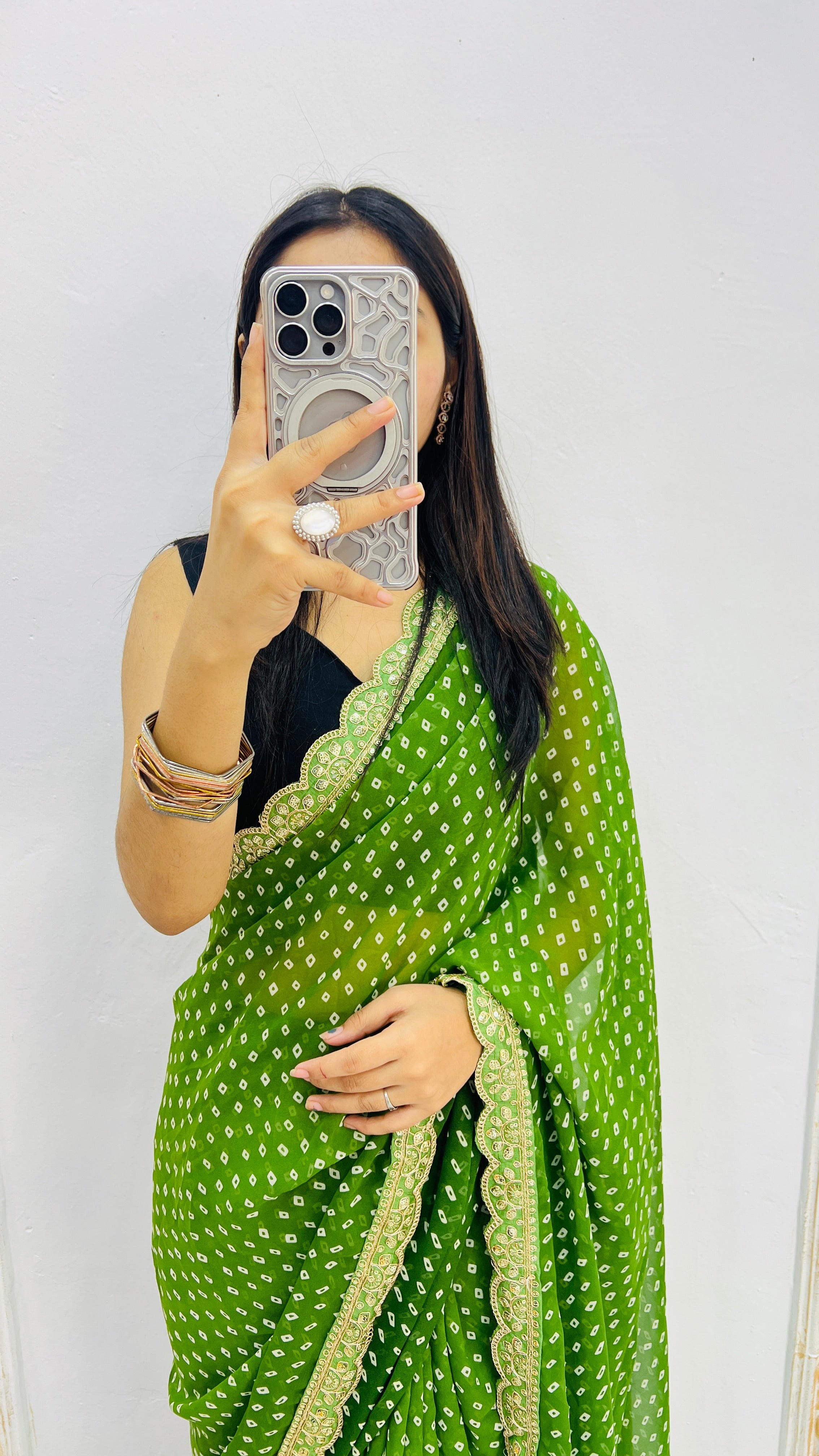 Luxury Parrot Green Bandhani Printed Saree with Elegant Scalloped Border & Vibrant Festive Charm