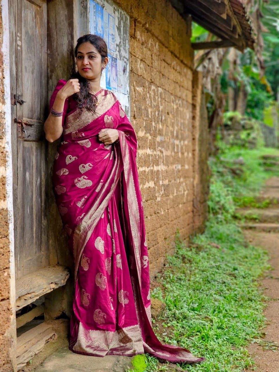 Elegant Magenta Silk Saree with Gold Zari Paisley Motifs