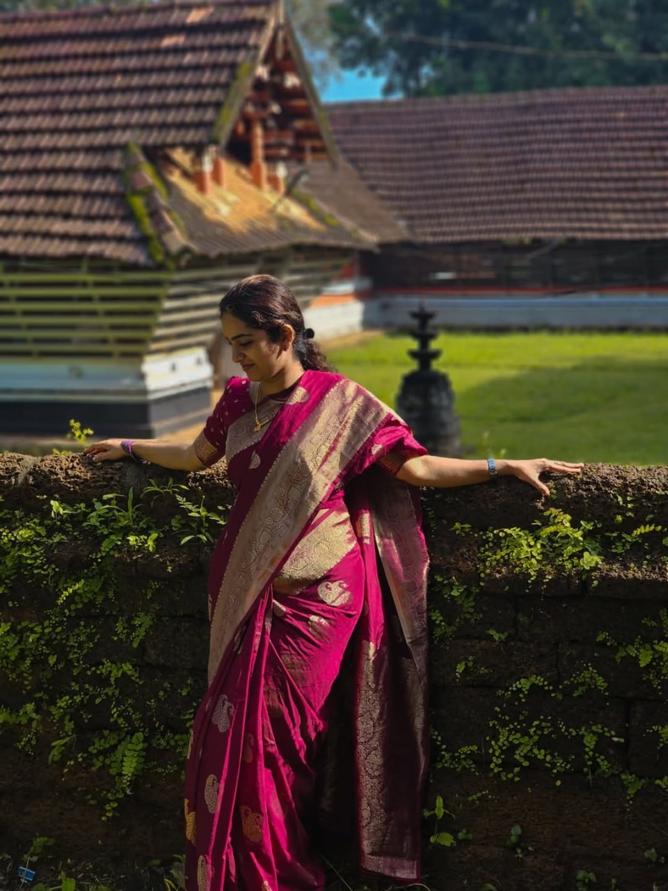 Elegant Magenta Silk Saree with Gold Zari Paisley Motifs